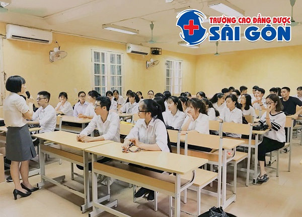 Sinh viên Cao đẳng Dược Sài Gòn trong giờ học