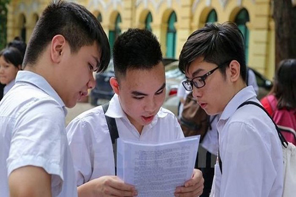 Học sinh xem đề thi thpt quốc gia năm 2018 sau khi ra phòng thi