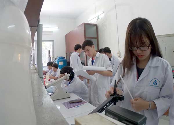 Sinh viên Đại học Quốc gia thực hành