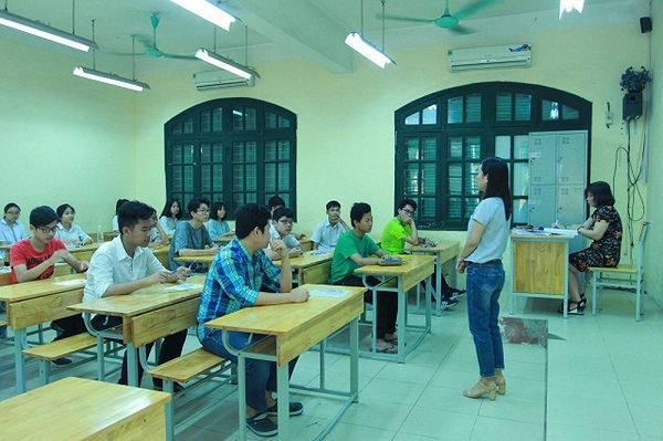 Học sinh vào phòng thi thpt quốc gia năm 2018