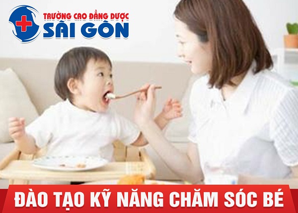 Trường Cao Đẳng Dược Sài Gòn đào tạo kỹ năng chăm sóc trẻ