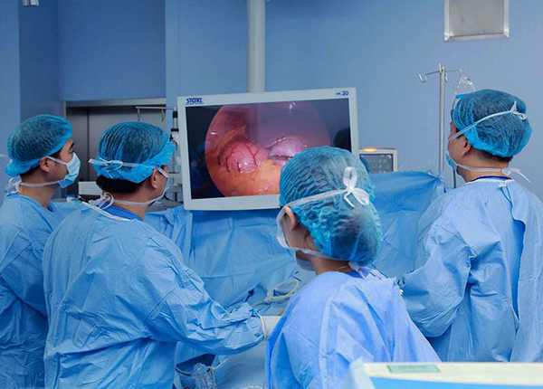 Bác sĩ thực hiện phẫu thuật nội soi thu nhỏ dạ dày hình ống cho bệnh nhân