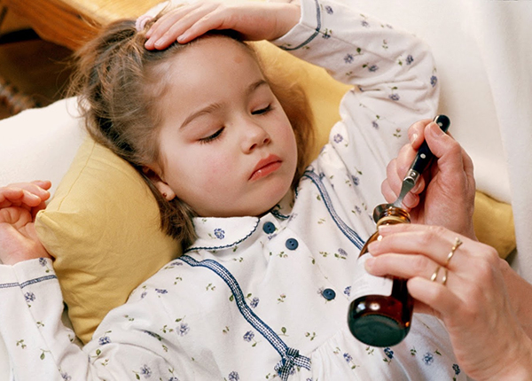 Cha mẹ cần chú ý khi cho trẻ uống thuốc hạ sốt