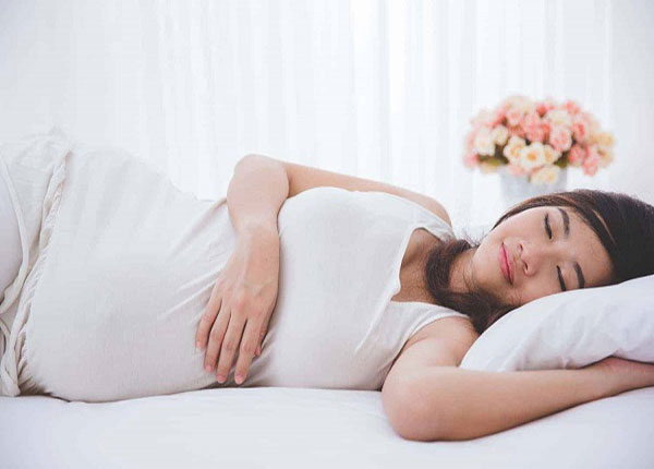 Ba tháng giữa thai kỳ ngủ nghiêng bên trái sẽ giúp mẹ bầu làm giảm chứng ợ nóng khó chịu