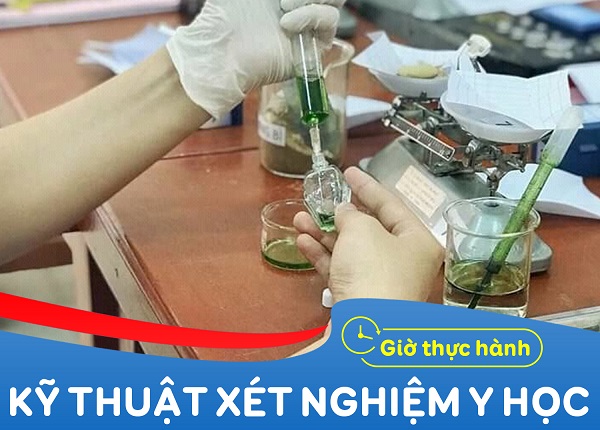 Giờ thực hành kỹ thuật xét nghiệm tại Trường Cao Đẳng Dược Sài Gòn