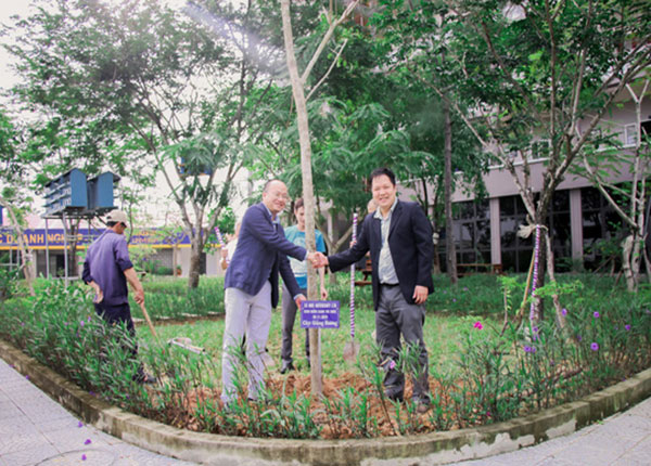 Trường ĐH Phú Xuân không nhận hoa chỉ nhận cây để trồng đằng sau trường
