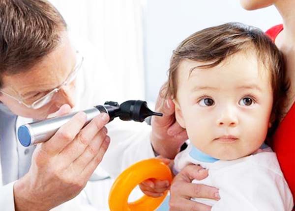 Kiểm tra viêm tai giữa ở trẻ sơ sinh